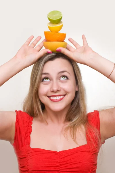 L женщина со свежими фруктами — стоковое фото