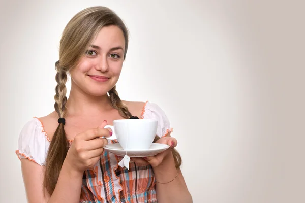 Frau nippt an Tee — Stockfoto