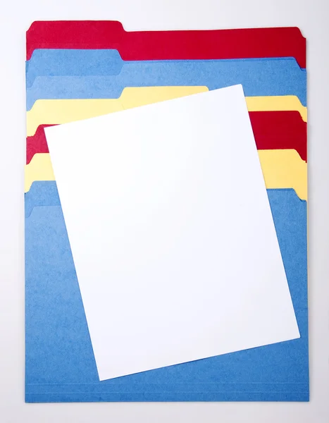 Renkli klasörler üzerinde boş kağıt — Stok fotoğraf