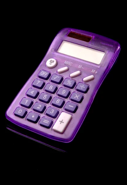 Маленький фиолетовый калькулятор — стоковое фото