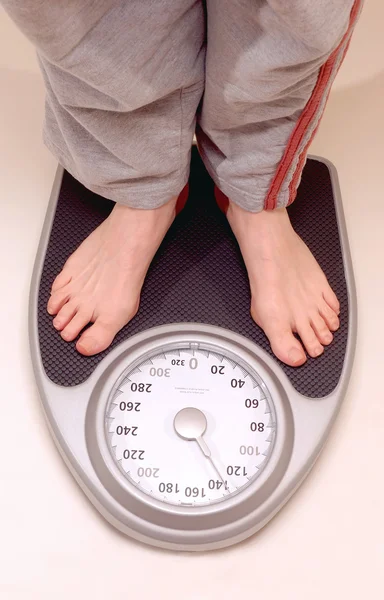 Pés em balança de peso — Fotografia de Stock