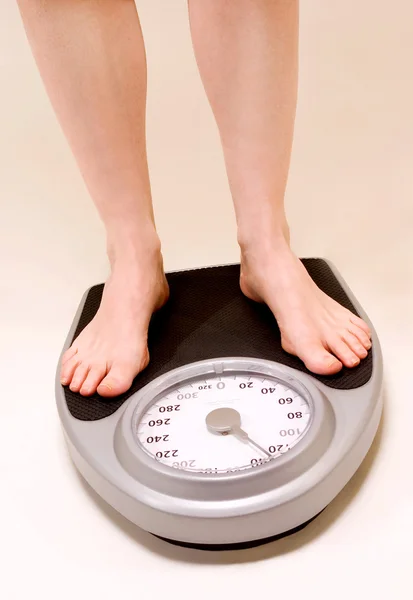 Stopy na skali wagi — Zdjęcie stockowe