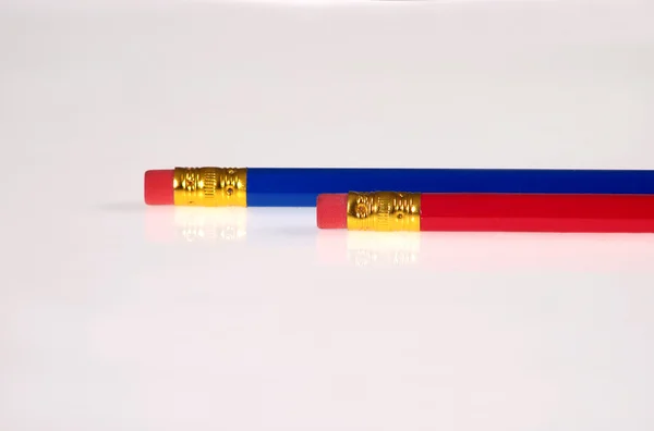 红色和蓝色铅笔 — 图库照片