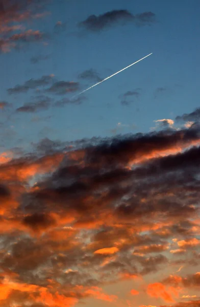 Воздушные путешествия в Dawn Light — стоковое фото