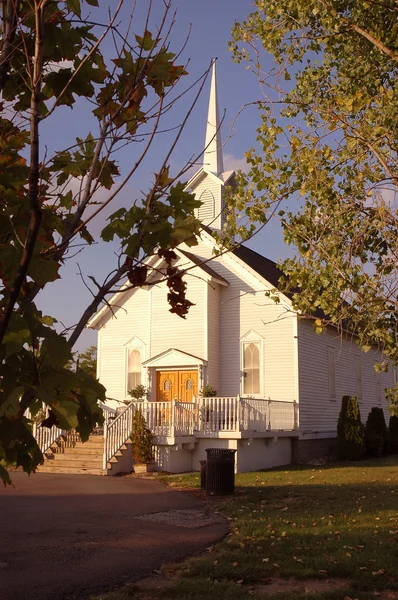 Pequena capela de casamento branco — Fotografia de Stock