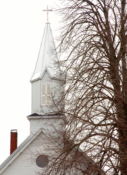 Kış aylarında küçük beyaz kilise — Stok fotoğraf