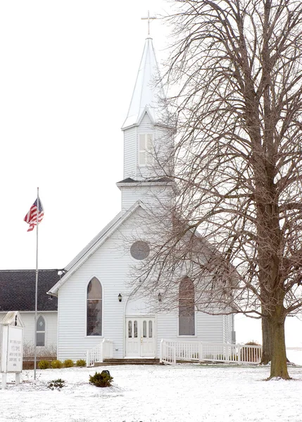 Маленькая белая церковь зимой — стоковое фото