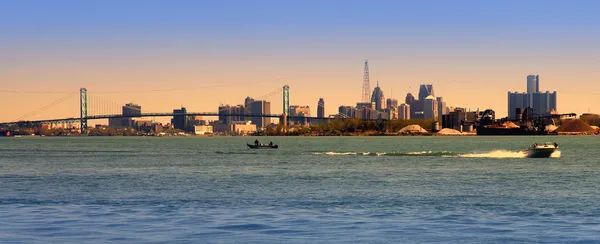 底特律天际线在底特律河 — 图库照片