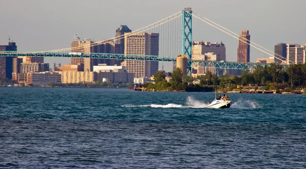 底特律天际线在底特律河 — Stockfoto