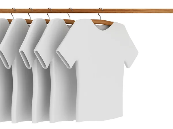 T-shirts brancas em cabides — Fotografia de Stock