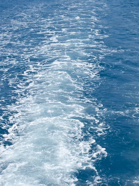 在蓝色的海面上航行的一艘船 — 图库照片