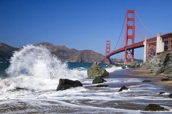 A ponte Golden Gate w as ondas — Fotografia de Stock