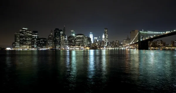 The New York City skyline w Brooklyn Bridge and Freedom tower — Stock Photo, Image