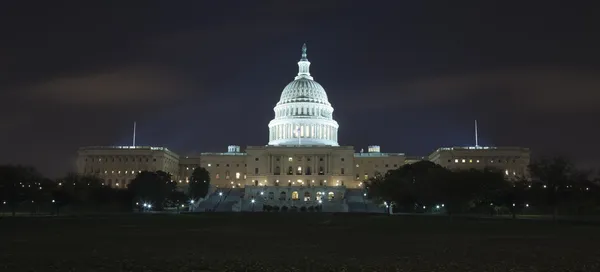 Капитолий США ночью — стоковое фото