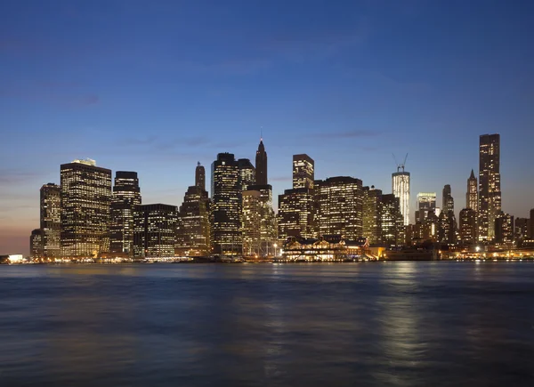 De new york city in de avond met de freedom tower — Stockfoto