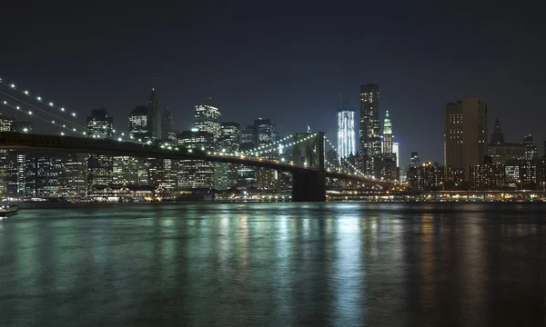 O skyline de new york city w torre em brooklyn bridge e liberdade — Fotografia de Stock