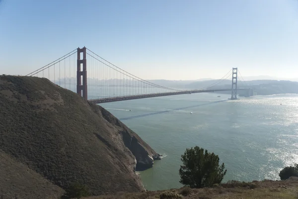 El puente Golden Gate en la niebla — Foto de Stock