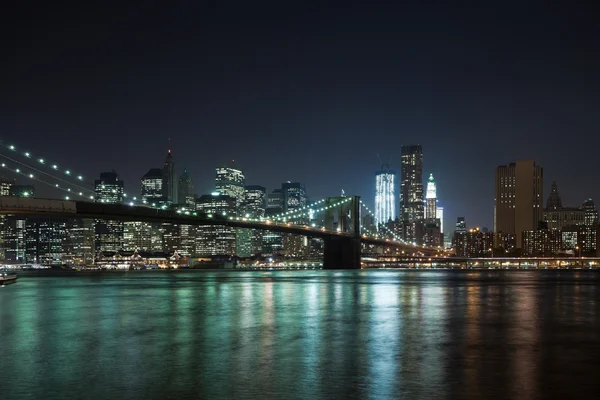 New Yorks skyline w brooklyn bridge — Stockfoto