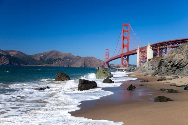 The Golden Gate Bridge w the waves — Stock Photo, Image
