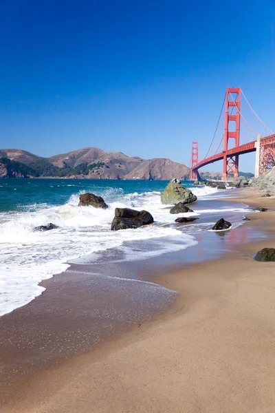 A ponte Golden Gate w as ondas — Fotografia de Stock