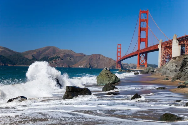 The Golden Gate Bridge w the waves — Stock Photo, Image