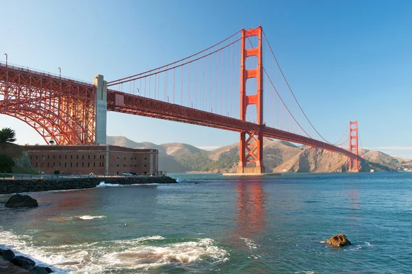 일몰 동안 샌 프란 시스 코에 있는 골든 게이트 브리지 — 스톡 사진