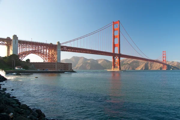 일몰 동안 샌 프란 시스 코에 있는 골든 게이트 브리지 — 스톡 사진