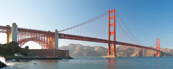 A ponte Golden Gate em São Francisco durante o pôr do sol panorama — Fotografia de Stock