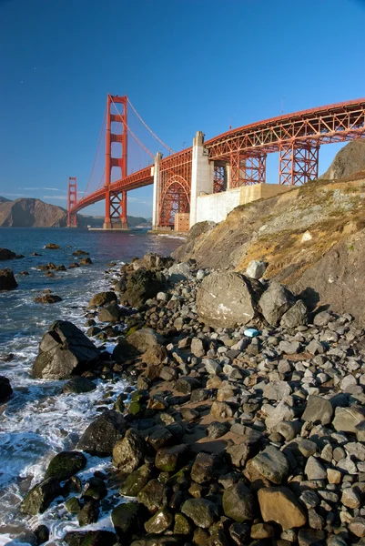 El puente Golden Gate en San Francisco durante la puesta del sol con r —  Fotos de Stock