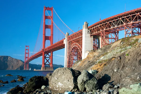 The Golden Gate Bridge in San Francisco with rocks — Stock Photo, Image