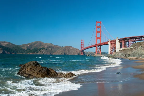 Puente Golden Gate en San Francisco con rocas — Foto de Stock