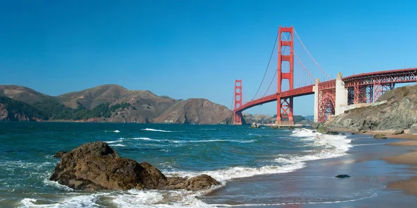 The Golden Gate Bridge in San Francisco with rocks panorama — Stock Photo, Image