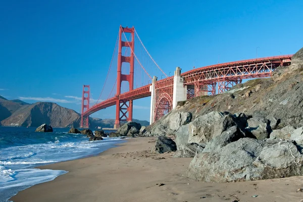 Il Golden Gate Bridge a San Francisco con rocce — Foto Stock