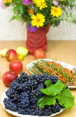 bir arka planda meyve taze siyah üzüm