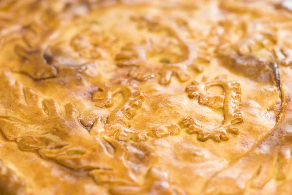 Traditionele Russische pie met vlees en aardappelen gebakken in de oven — Stockfoto