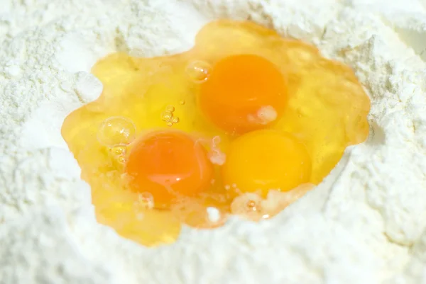 Huevos en la harina —  Fotos de Stock