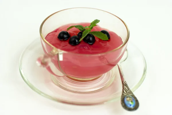Розовый десерт из черной смородины — стоковое фото