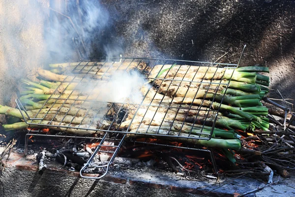Calcots on the barbecue. — Stock Photo, Image