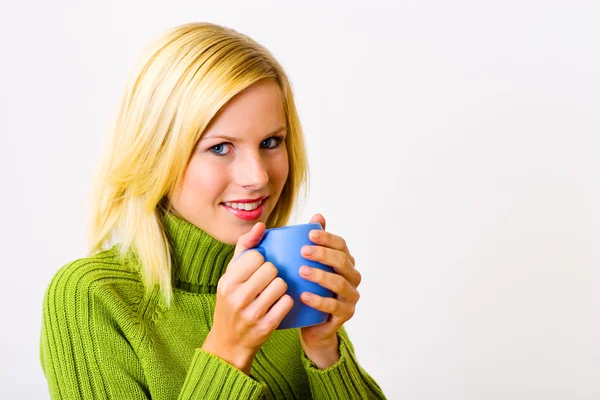 Krásná mladá žena s šálkem čaje — Stock fotografie