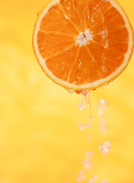 Naranja fresca con jugo —  Fotos de Stock