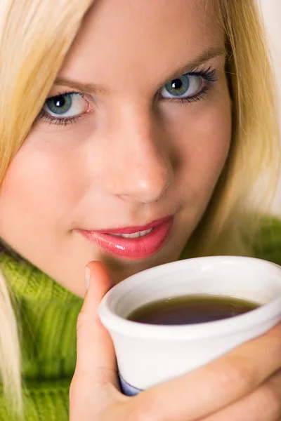 Young women with tea cup — Stock Photo, Image