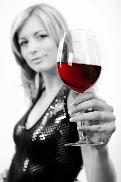 Mladá žena se sklenicí červeného vína — Stock fotografie