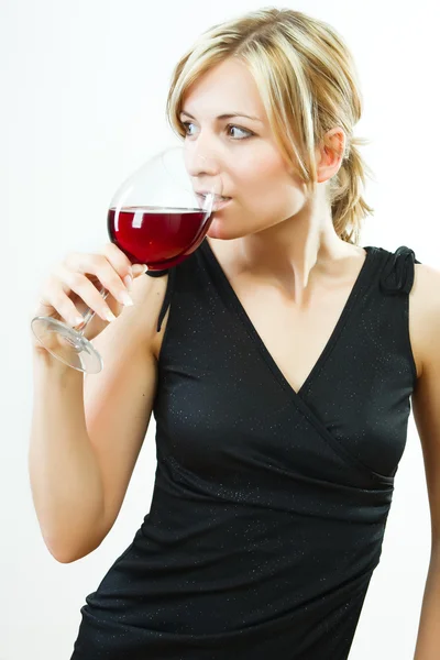Jeune femme avec un verre de vin — Photo