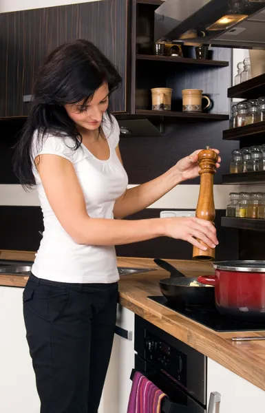 Wanita muda menyiapkan makan siang di dapur — Stok Foto