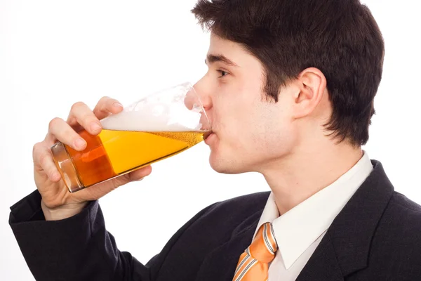 Junger Mann trinkt Bier — Stockfoto