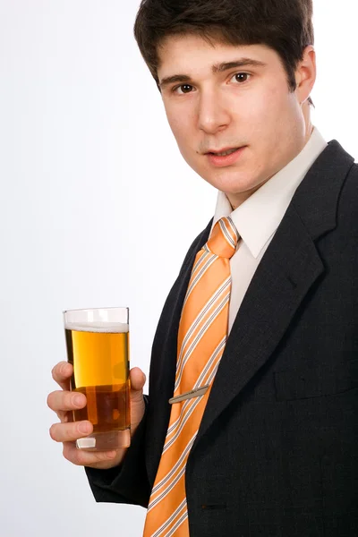 Młody człowiek z piwem — Zdjęcie stockowe