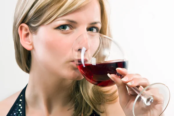 Νεαρή γυναίκα πόσιμο κόκκινο κρασί — Φωτογραφία Αρχείου