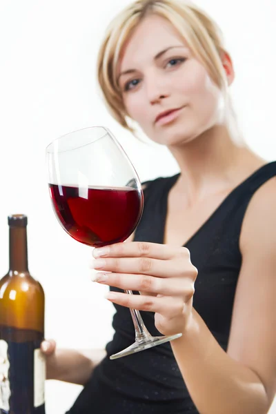 Mujer joven con vino tinto — Foto de Stock