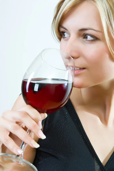 Genç kadın kırmızı şarap içme — Stok fotoğraf