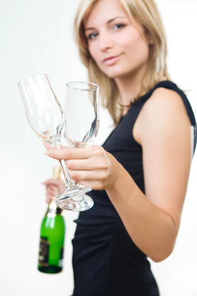 Mujer joven ofreciendo bebida — Foto de Stock